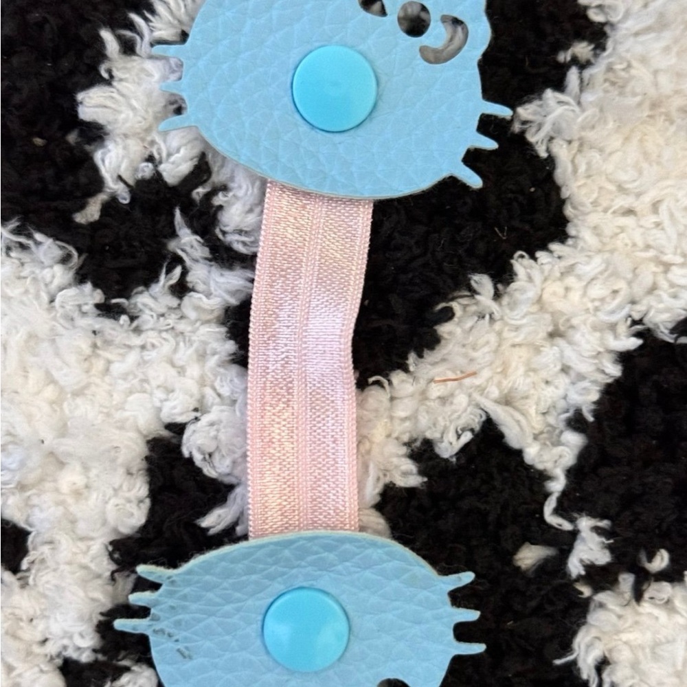 Blue hello kitty wire holder Clip